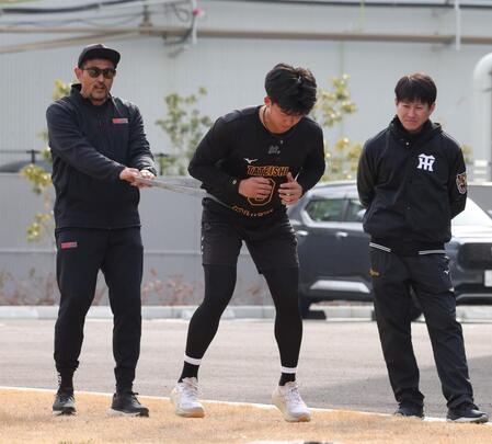 筑波大・谷川聡准教授（左）の指導を受ける立石（撮影・中田匡峻）