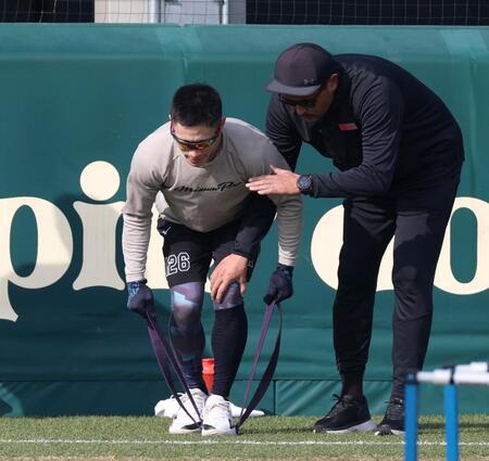 筑波大・谷川聡准教授（右）から指導を受ける福島（撮影・中田匡峻）
