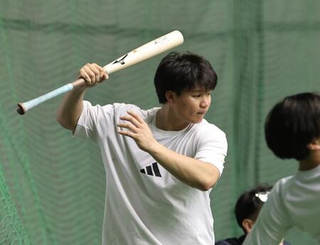 　自主トレを公開した森下＝宜野座（撮影・田中太一）