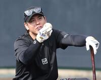 清水優の打撃練習でトスを上げる梅野（撮影・田中太一）