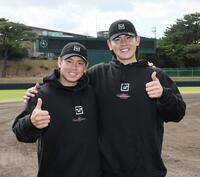 　自主トレを公開した梅野（左）と日本ハム・清水（撮影・田中太一）