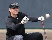 清水優の打撃練習でトスを上げる梅野（撮影・田中太一）