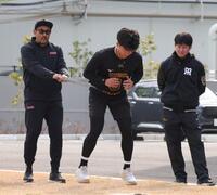 筑波大・谷川聡准教授（左）の指導を受ける立石（撮影・中田匡峻）