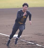 ベースランニングで激走する立石（撮影・坂部計介）