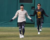 新人の神宮（右）らと縄跳びをする福島（撮影・中田匡峻）