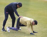 筑波大・谷川聡准教授（左）の指導を受けた福島（撮影・坂部計介）