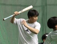 　自主トレを公開した森下＝宜野座（撮影・田中太一）