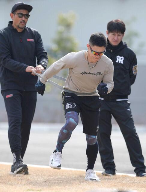 　谷川氏（左）の指導を受ける福島（撮影・中田匡峻）