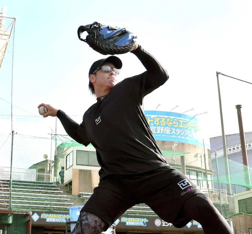 　スローイング練習する梅野（撮影・田中太一）