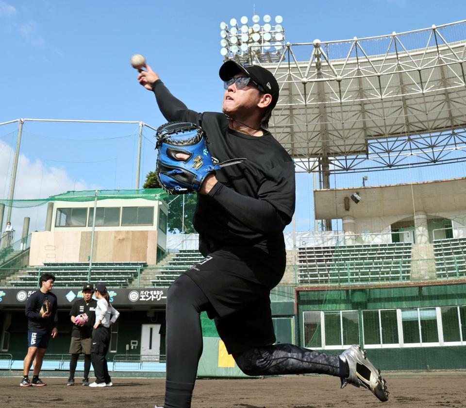 スローイングの練習をする梅野（撮影・田中太一）
