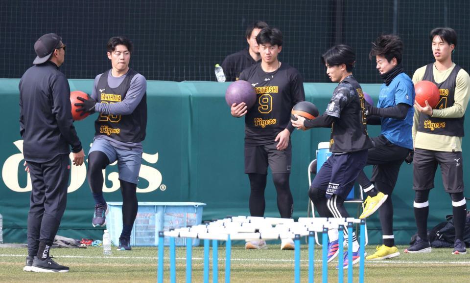 　谷川氏（左端）から指導を受ける新人選手ら（撮影・中田匡峻）