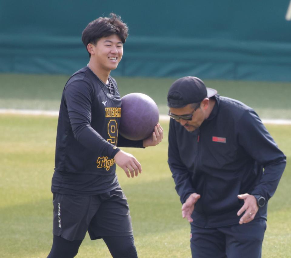 筑波大・谷川聡准教授（右）の指導を受け、笑顔を見せる立石（撮影・坂部計介）