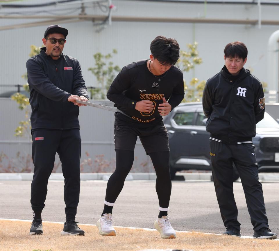 筑波大・谷川聡准教授（左）の指導を受ける立石（撮影・中田匡峻）