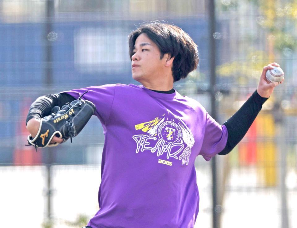 　キャッチボールする高橋（撮影・中田匡峻）