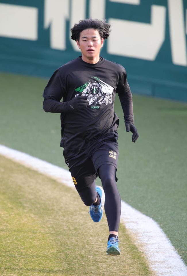 外野でダッシュを繰り返す高橋（撮影・坂部計介）