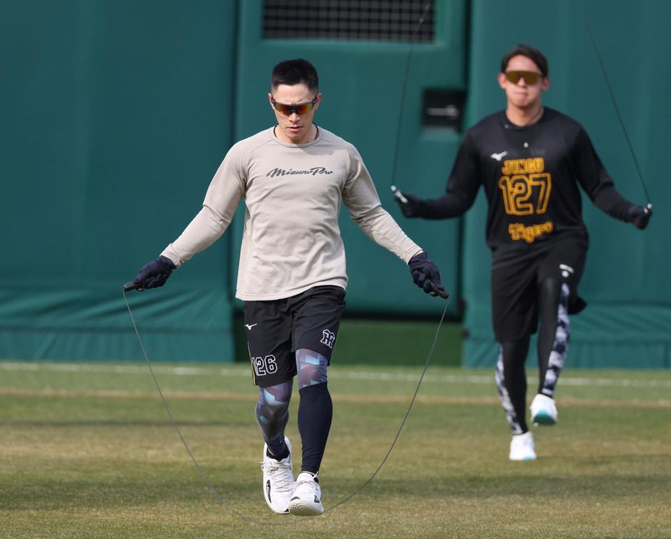 新人の神宮（右）らと縄跳びをする福島（撮影・中田匡峻）