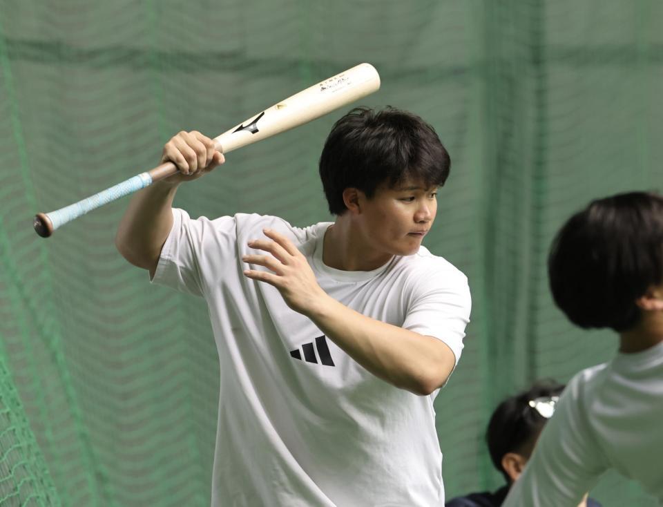 　自主トレを公開した森下＝宜野座（撮影・田中太一）