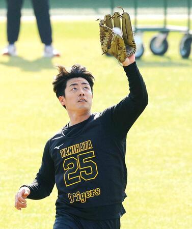 　外野でノックの打球を追う谷端（撮影・立川洋一郎）