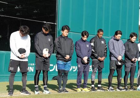 練習前に黙とうする下村（中央）ら（撮影・西田忠信）