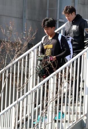 グラウンドを引き揚げる立石（左）＝撮影・山口登