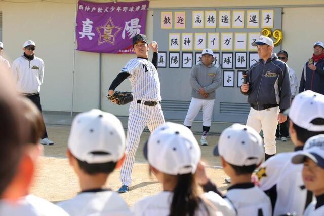 子供たちにピッチングフォームを披露する高橋（撮影・坂部計介）