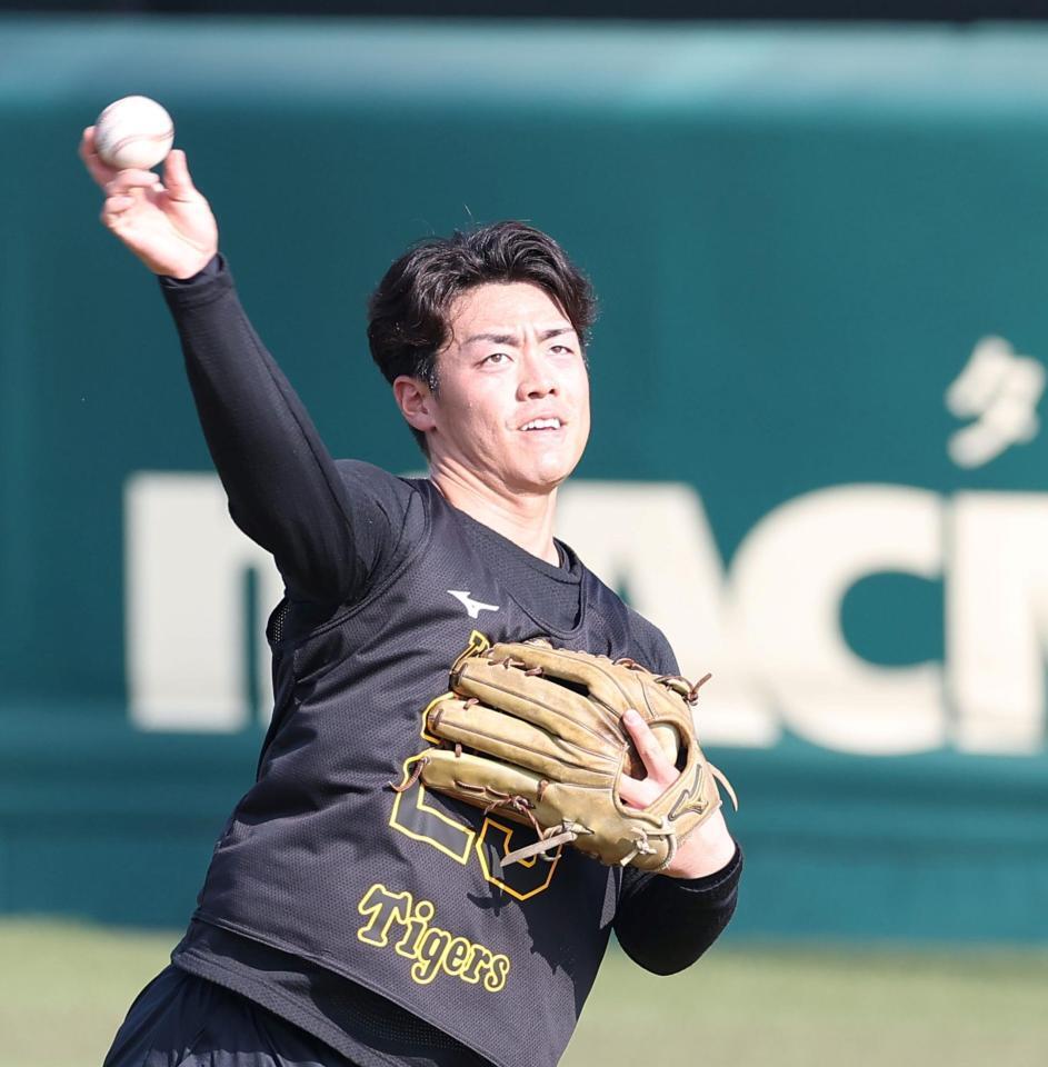 　外野で守備練習をする谷端（撮影・西田忠信）