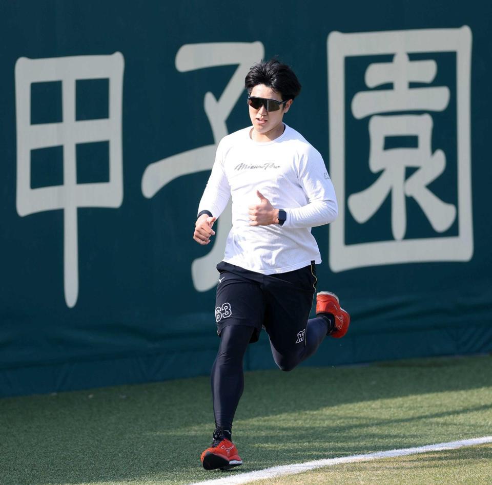 　外野を走る石黒