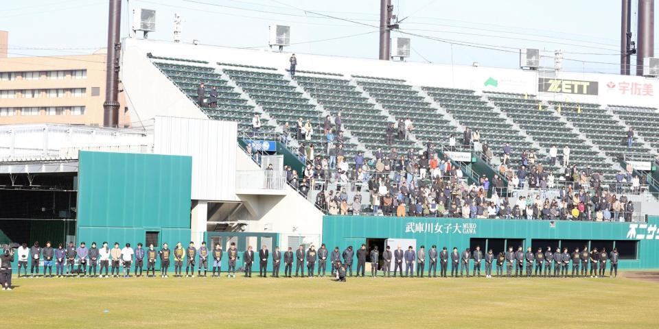 阪神大震災から３１年。阪神ナインらは練習まえグラウンドで黙とうする（撮影・山口登）