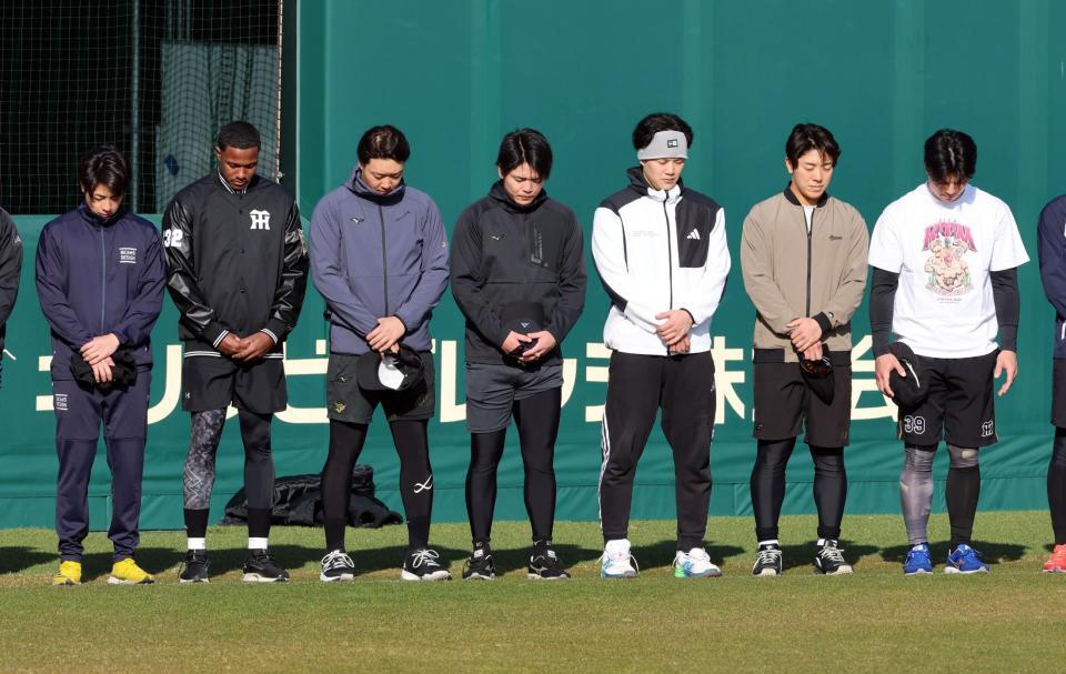 黙とうする下村（左端）ら阪神ナイン（撮影・山口登）