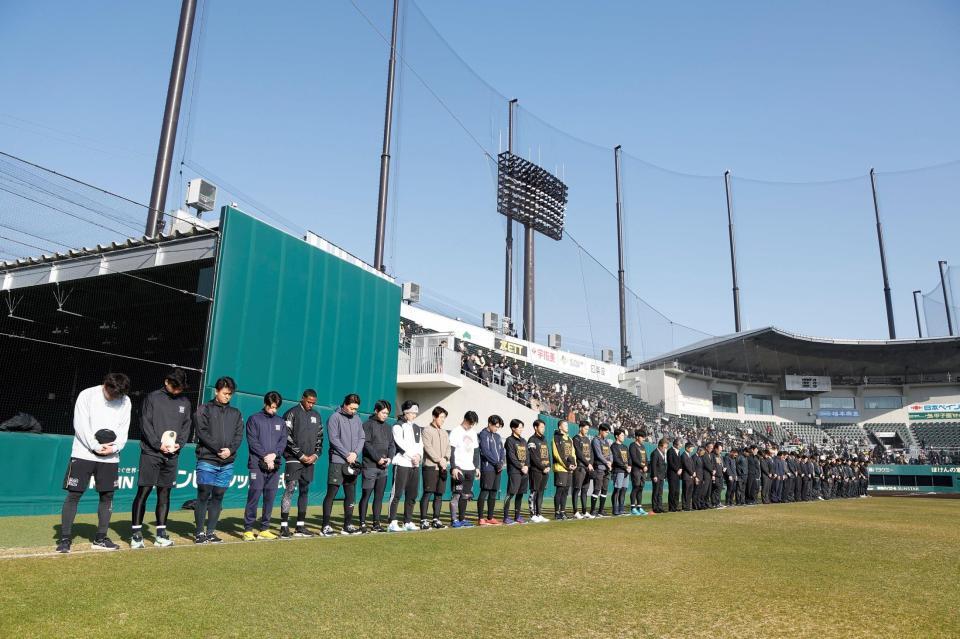 練習前に黙とうする阪神の選手、関係者ら（撮影・西田忠信）