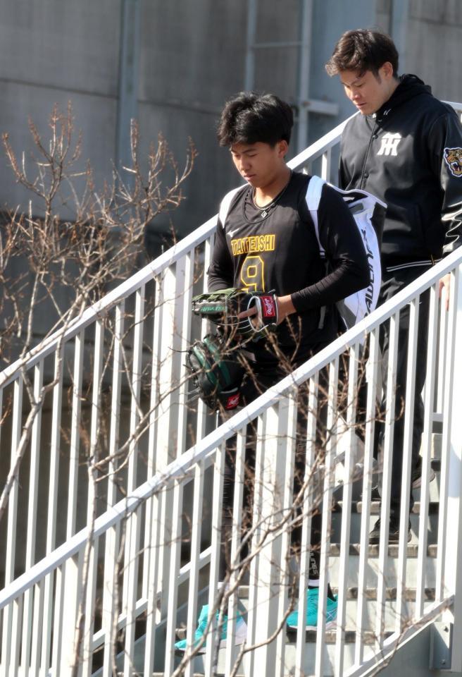 グラウンドを引き揚げる立石（左）＝撮影・山口登