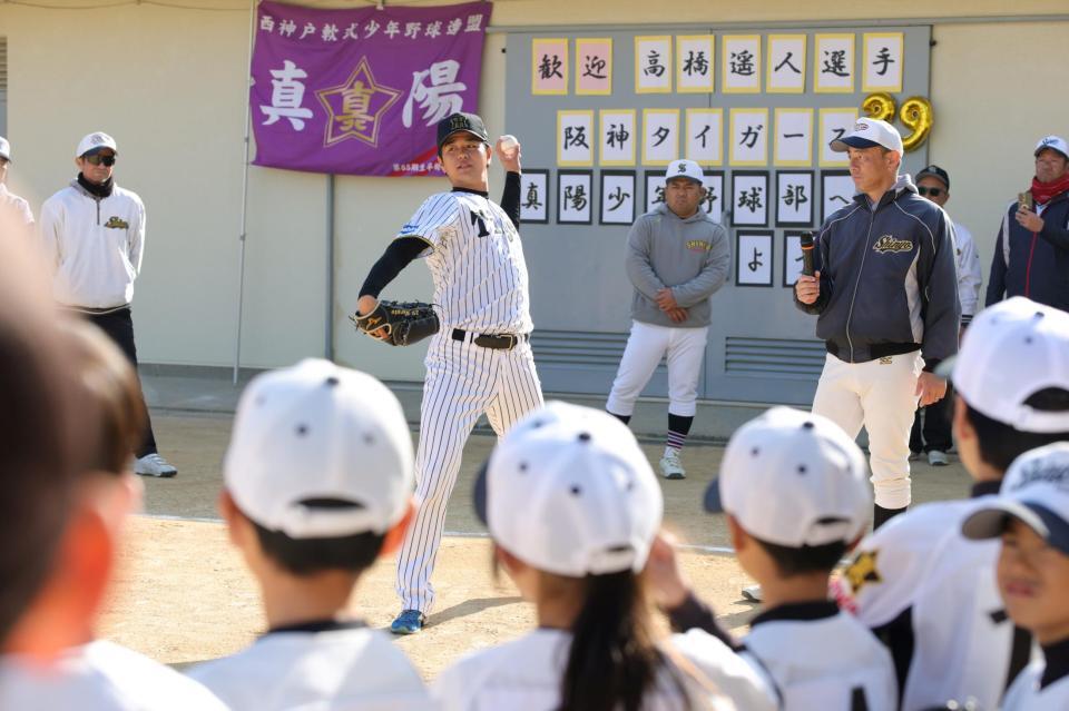 子供たちにピッチングフォームを披露する高橋（撮影・坂部計介）
