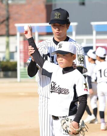 手取り足取り指導する高橋（撮影・坂部計介）