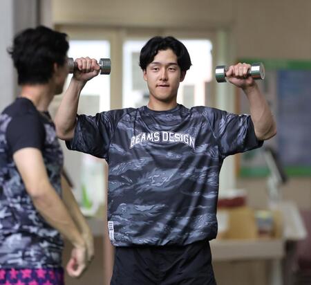 ダンベルを持ち上げる阪神・小幡竜平＝宜野座（撮影・田中太一）