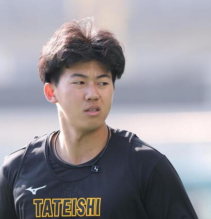 キャッチボールを終え、引き揚げる立石（撮影・西田忠信）