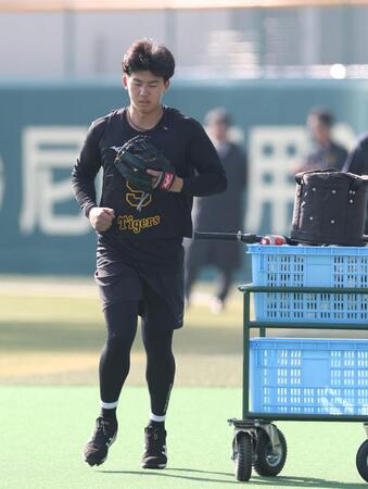 キャッチボールを終え、引き揚げる立石（撮影・西田忠信）