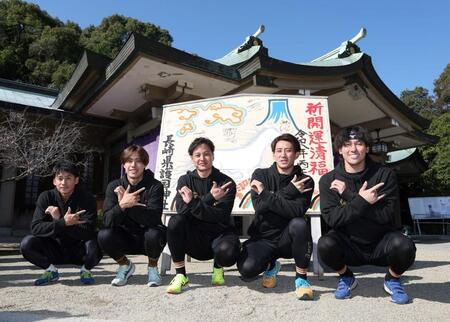 写真に納まる（左から）板東、佐々木、大竹、小島、高野ら「ＴＥＡＭ　ＯＫ」＝撮影・西田忠信