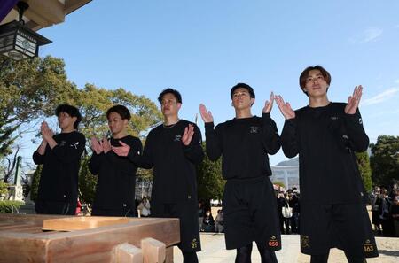 　参拝する（左から）高野、小島、大竹、板東、佐々木（撮影・西田忠信）