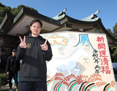 新背番号２１のポーズを決める大竹（撮影・西田忠信）