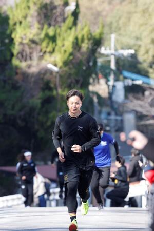 坂道をダッシュする阪神・大竹耕太郎＝長崎県護国神社（撮影・西田忠信）