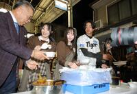 掛布雅之氏（左橋）、ＫｏｂＥｒｒｉＳ♩のメンバーと炊き出しのカレーを用意する高橋（撮影・坂部計介）