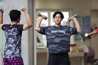 自主トレを公開した小幡（撮影・田中太一）