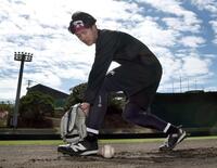 自主トレを公開した小幡（撮影・田中太一）