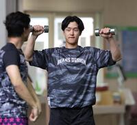 ダンベルを持ち上げる阪神・小幡竜平＝宜野座（撮影・田中太一）