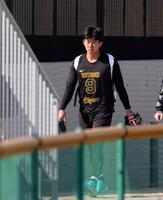 グラウンドから引き揚げる立石（撮影・山口登）