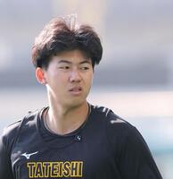 キャッチボールを終え、引き揚げる立石（撮影・西田忠信）