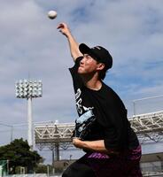 力強く投げ込む阪神・湯浅京己＝宜野座（撮影・田中太一）