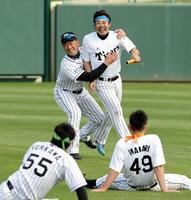 リレーで阪神・高宮和也に抱きつき走行を妨害する阪神・金本知憲監督