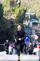 坂道をダッシュする阪神・大竹耕太郎＝長崎県護国神社（撮影・西田忠信）