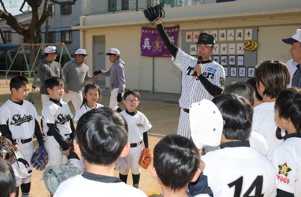 　各チームの選手たちにあいさつをする高橋（撮影・坂部計介）